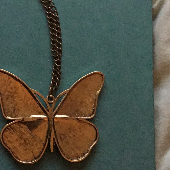 Vintage Butterfly Necklace - Picture 4 of 4